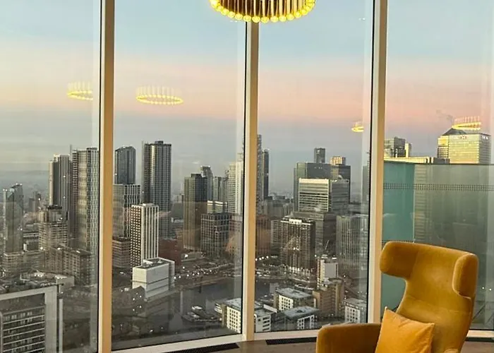 Luxury City Apartment In Canary Wharf City Centre With Private Balcony, And 360 Skyline City View